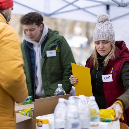 volunteers-distributing-food-and-drink-to-refugees-2024-10-18-11-50-56-utc-1.jpg